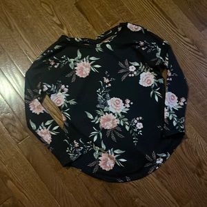 ARDENE XS cute flower top. Cross cross design on back. Soft material